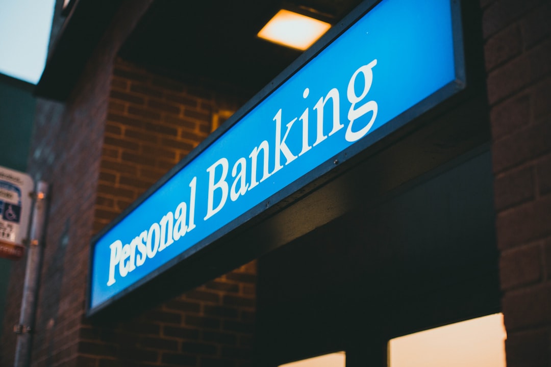 découvrez le concept de bank switching, une technique utilisée en informatique pour accéder à différentes banques de mémoire et optimiser la gestion des données.