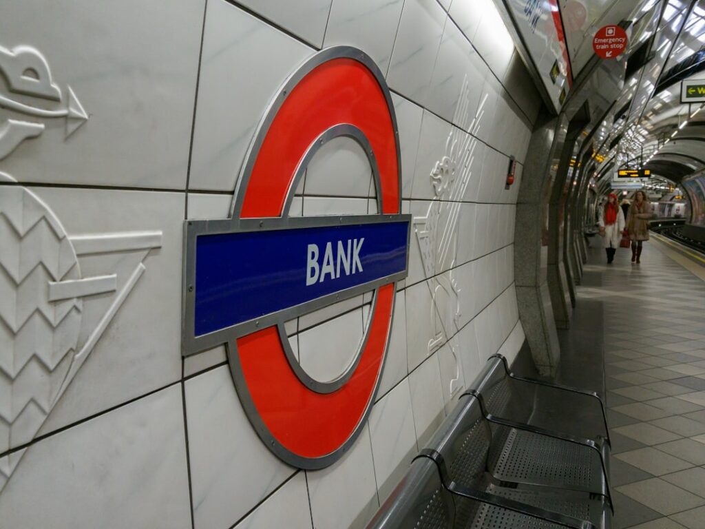 découvrez le concept de bank switching, une technique utilisée en informatique pour étendre la mémoire accessible d'un système en alternant entre différentes banques de mémoire.