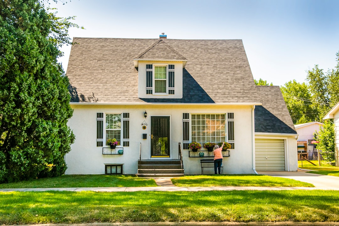 découvrez les avantages et les précautions à prendre lors de l'achat d'une maison construite par un particulier, pour un investissement sécurisé et personnalisé.