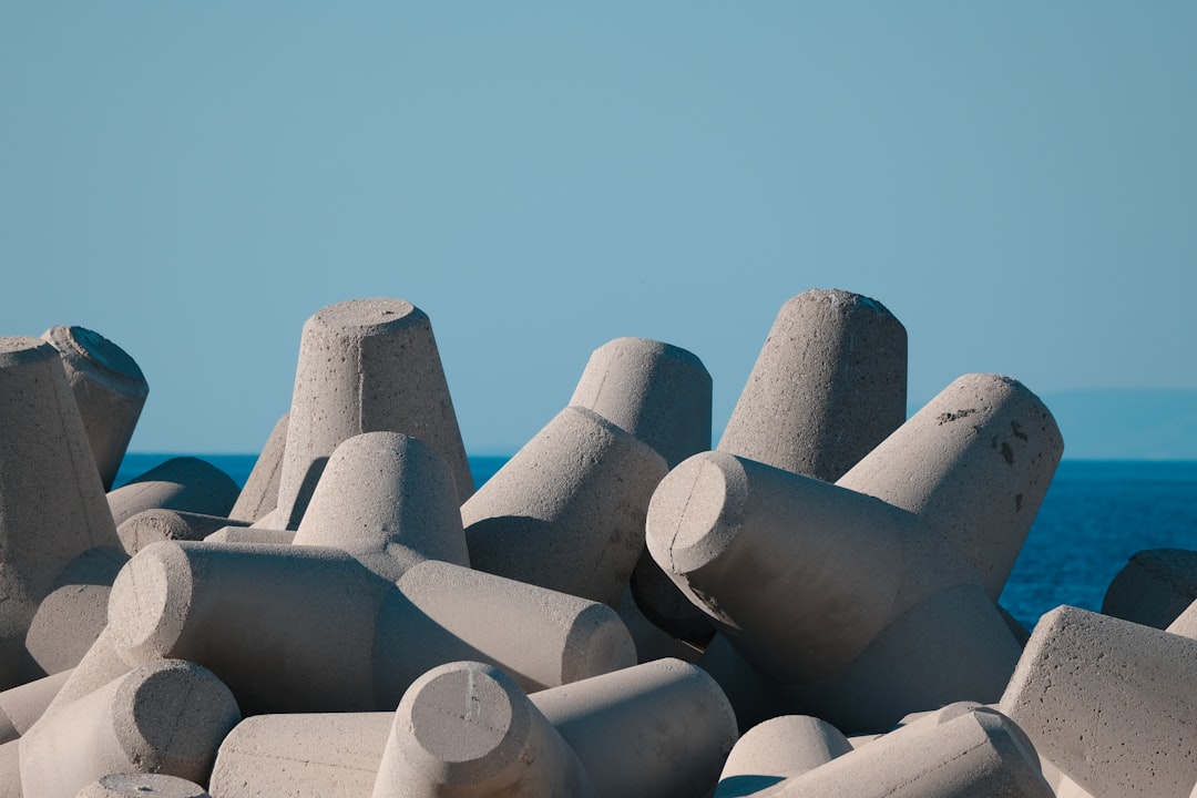 découvrez comment calculer le dosage du béton pour obtenir un mélange optimal, en fonction des besoins spécifiques de votre chantier et des matériaux utilisés.