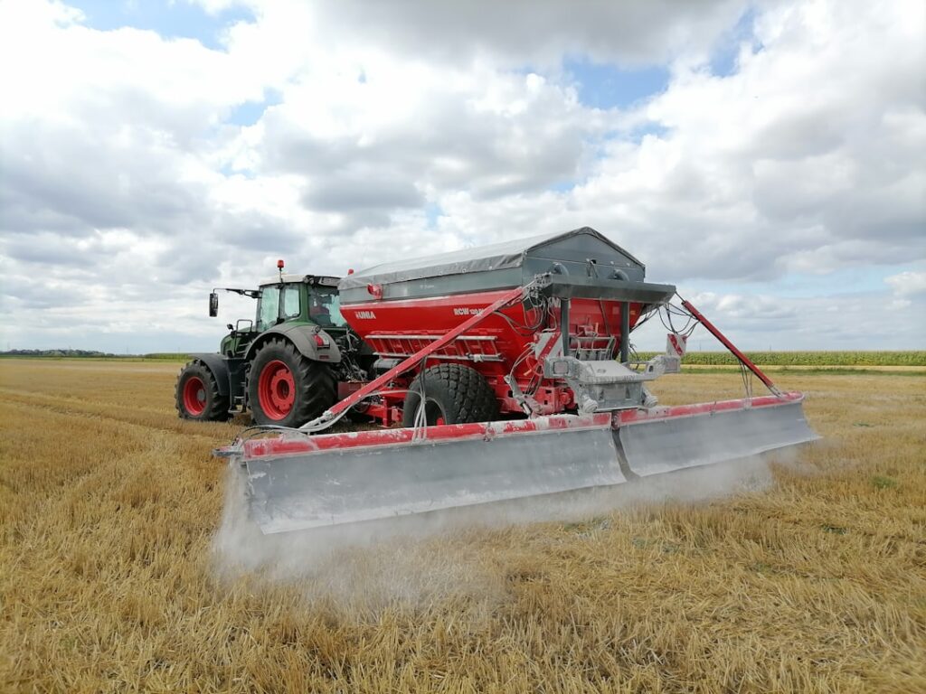 découvrez tout ce qu'il faut savoir sur le glyphosate, ses utilisations en agriculture, ses impacts environnementaux et les débats autour de son utilisation.