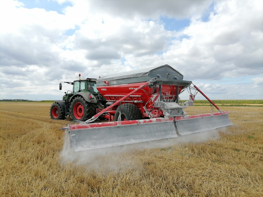 découvrez tout sur le glyphosate : utilisation, impacts environnementaux, controverses et réglementation de cet herbicide largement employé en agriculture.
