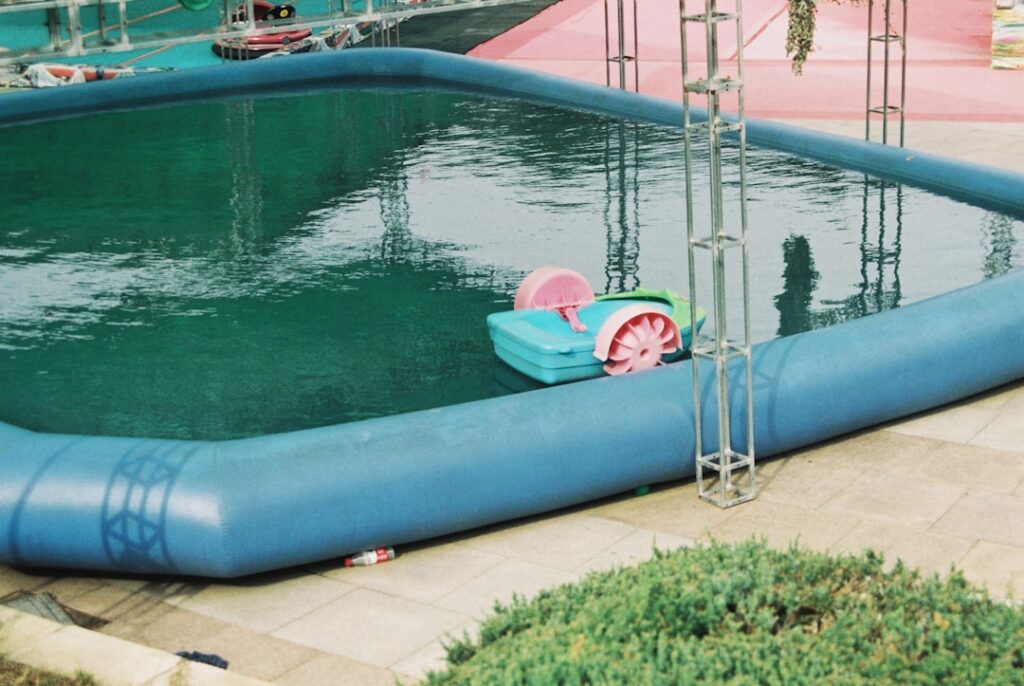 découvrez notre service de couture pour couvertures à bulles de piscine, offrant durabilité et protection optimale pour votre piscine toute l'année.