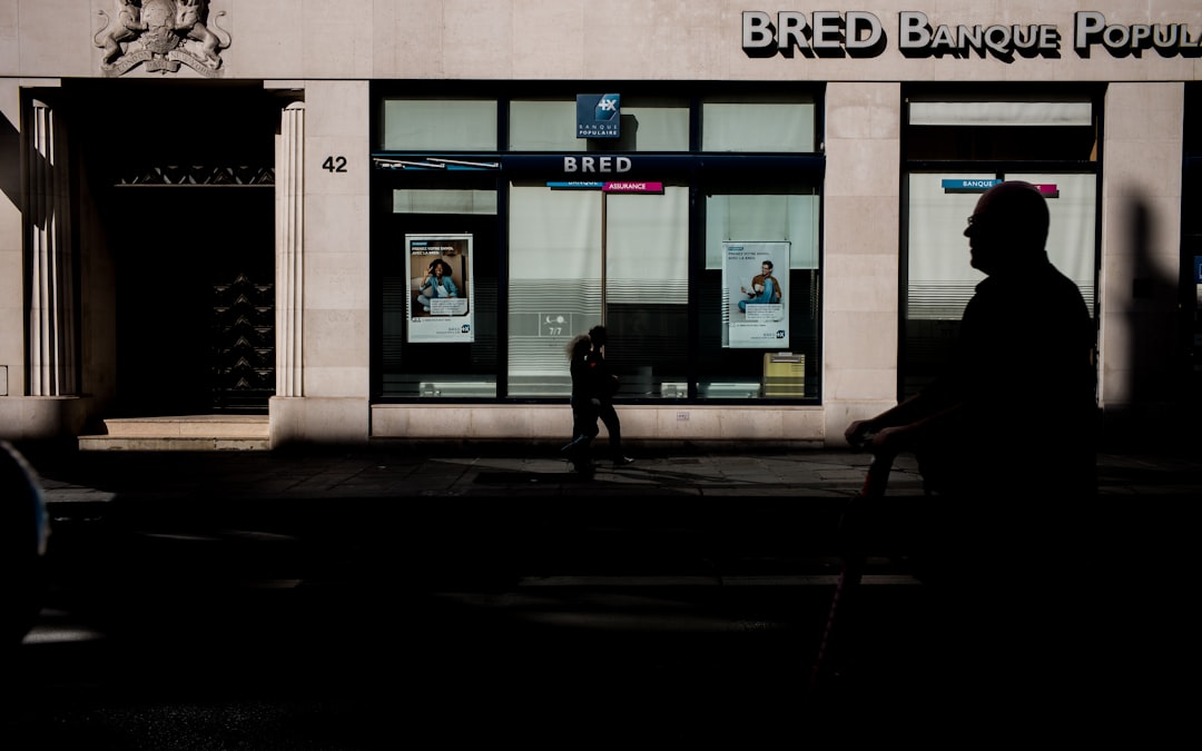 découvrez nos services de private banking personnalisés, conçus pour gérer et faire fructifier votre patrimoine avec expertise et confidentialité.