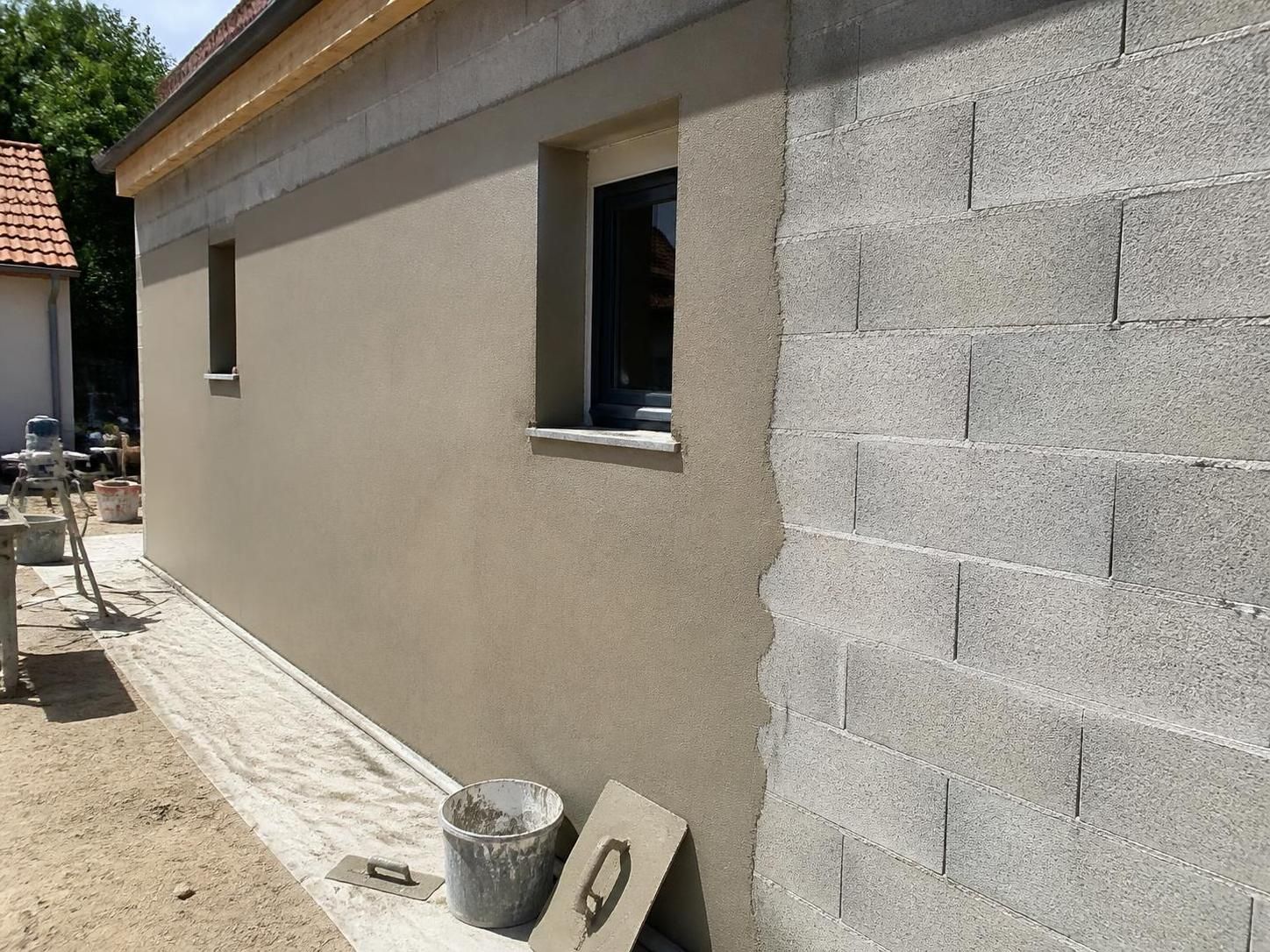 découvrez comment choisir le meilleur enduit sur parpaing pour protéger et embellir efficacement vos murs extérieurs. conseils et astuces pour une finition durable et esthétique.