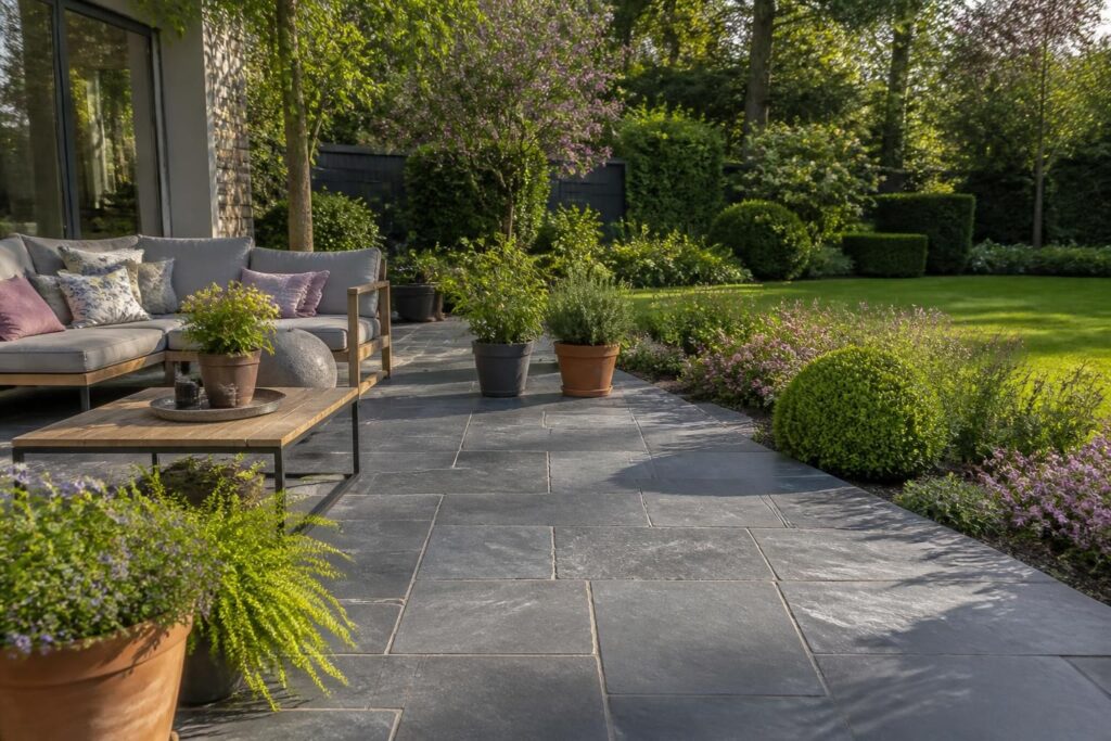 découvrez les avantages d'une terrasse en ardoise naturelle pour embellir et valoriser votre jardin avec élégance et durabilité.