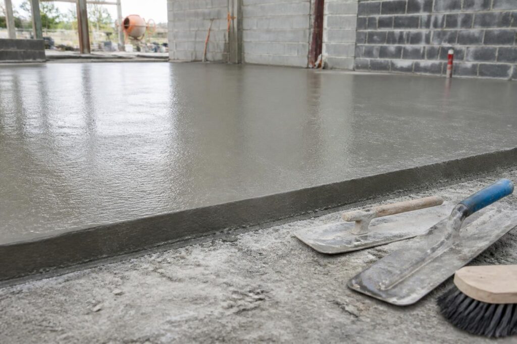 découvrez le temps de séchage nécessaire pour une dalle béton de 5 cm d'épaisseur et les délais à respecter avant d'appliquer la finition, pour un résultat durable et de qualité.